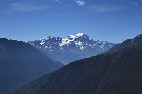 valais suisse combins massifdescombins montdel’arpille paysages montagnes nature neige bleu brume printemps