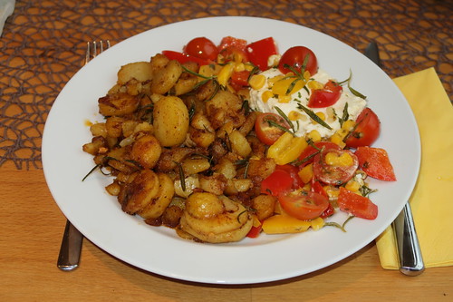 Rosmarin-Bratkartoffeln zu heißem Schafskäse mit Paprika-Tomaten-Gemüse