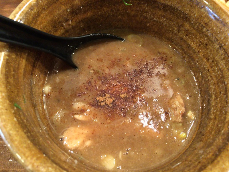 池袋えん寺ベジポタ味玉入り煮干じめつけ麺のスープにかつお粉投入