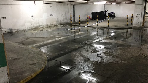 停車場污水渠倒湧屎水遍佈a