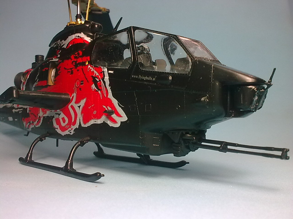 MT: BELL AH-1F COBRA RED BULL - REVELL ESC.1/48 35417117994_d7e5f12b84_b