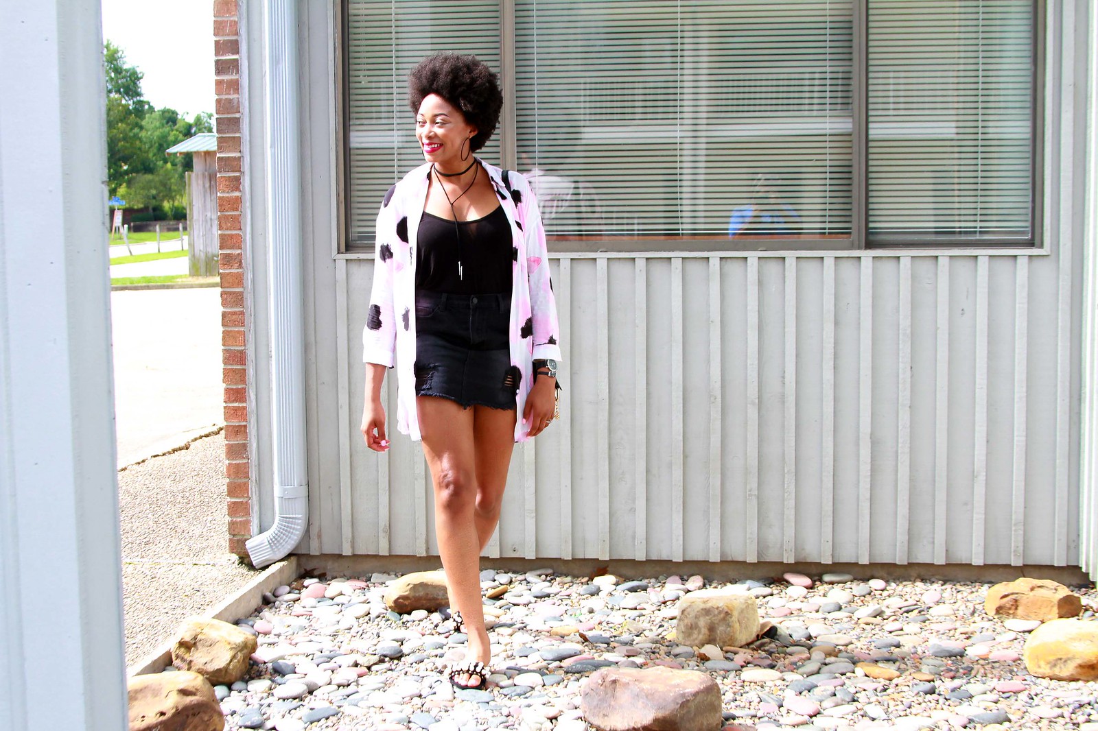 how to wear a black mini skirt with pearl slides