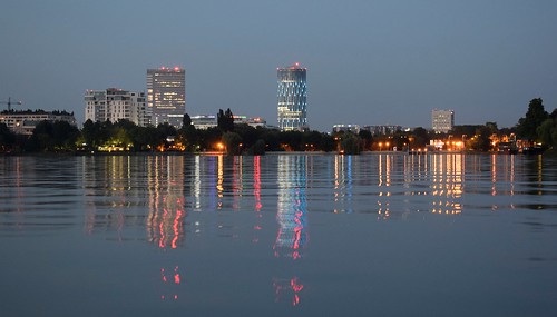 bucharest park night lake nightlights reflection 7dwf herastrau bluehour cityscape