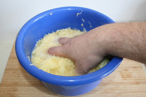 16 - Geriebene Kartoffeln waschen / Wash grated potatoes