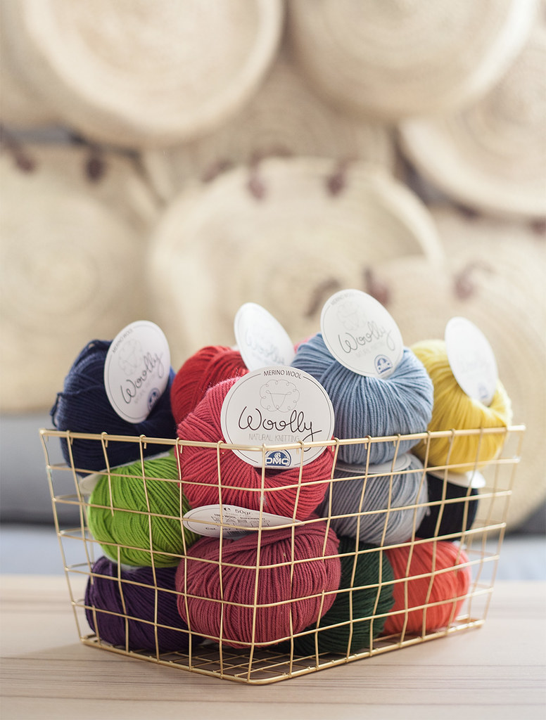 DIY Capazo redondo de rafia bordado · DIY Embroidered Round wicker basket bag · Fábrica de Imaginación · Tutorial in Spanish
