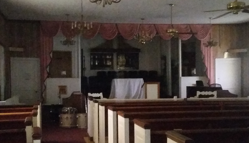 20170722_192317 2017-07-22 Christ Church Midtown 645 8th St. N.W. Atlanta inside through front window stained glass pew pews