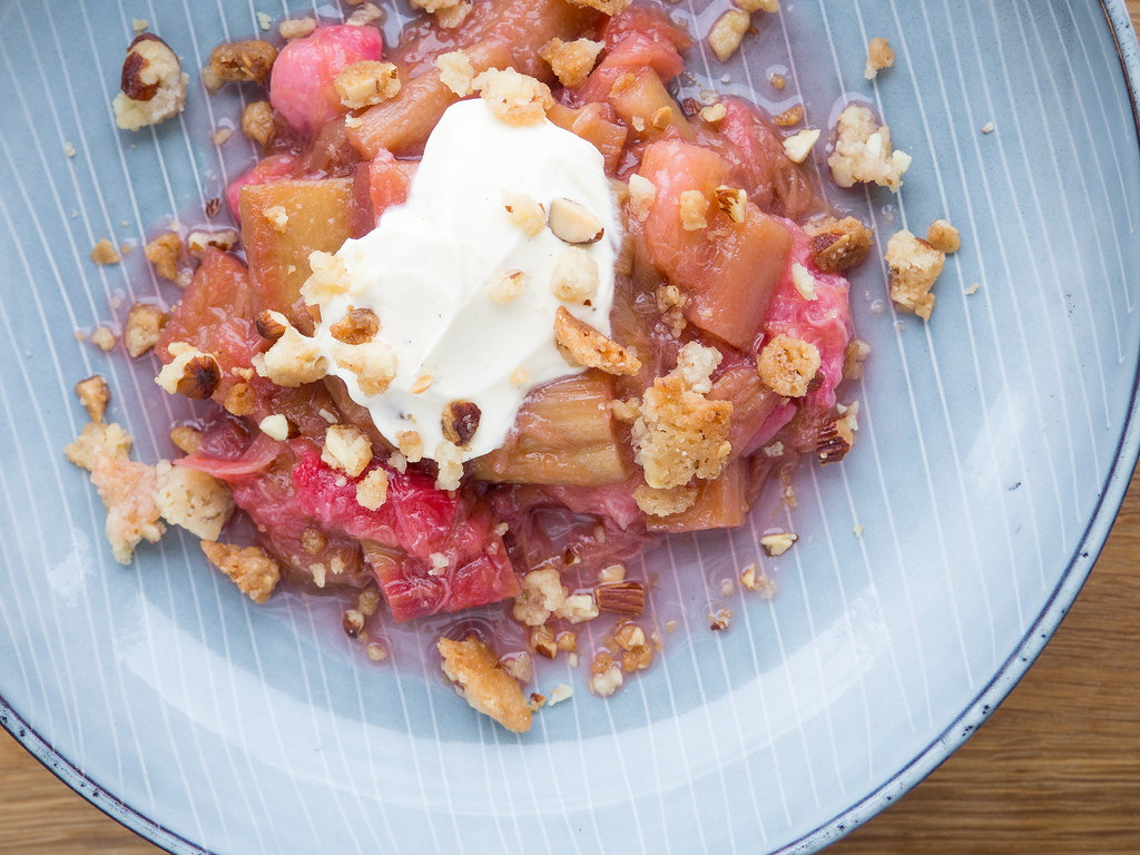 Recipe for Homemade baked rhubarb with almond crumble