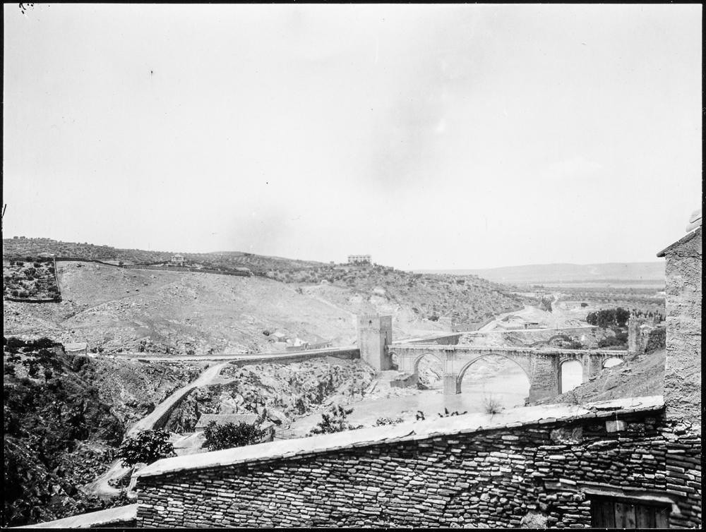 Vista del Puente de San Martín desde Roca Tarpeya hacia 1906. Fotografía de Charles Fournier © Fototeca del IPCE, MECD. Signatura MOR-010_P