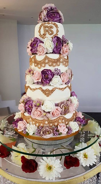 Cake by Heavenly cakes and treats