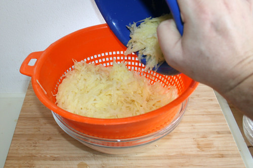 17 - Geriebene Kartoffeln in Sieb geben / Put grated potatoes in sieve