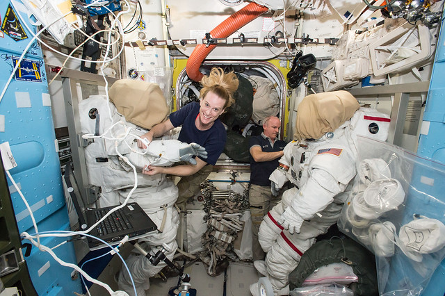 Посмотрите эти 10 фотографий о том, как устроена жизнь космонавтов в космосе
