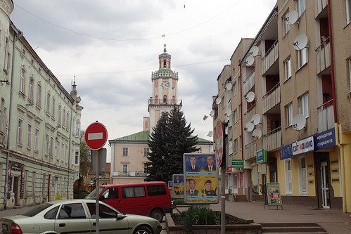 monument bâtiments rue самбір ukraine panneaux signalisation antennesparaboliques affiches horloge tour