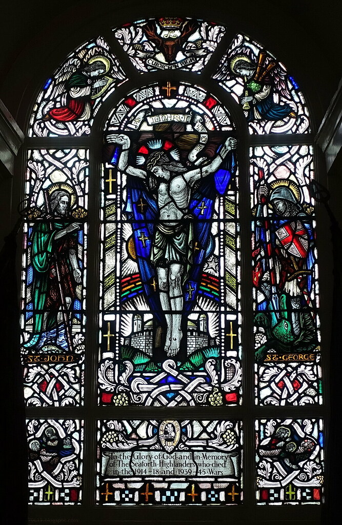 Engel mit Dudelsack im Kirchenfenster