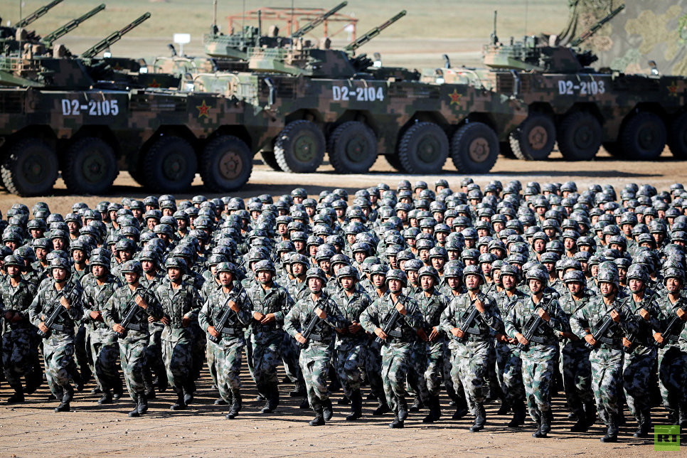 شاهد.. الجيش الصيني يكشف عن أسلحة جديدة في عيده التسعين | الخليج أونلاين