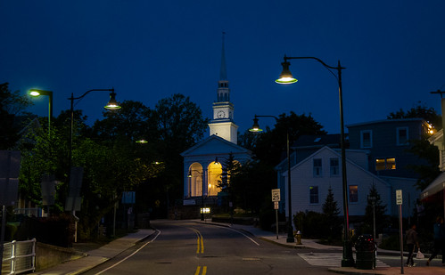 night nuit mystic ct connecticut newengland eastcoast church eglise dark sombre shadows ombre lumiere light rue street streetshot lumix panasonic gx7 travel vacation voyage vacances ambiance mood atmosphere outdoors cityscape landscape downtown mainstreet chapel chapelle