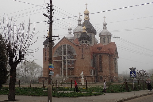 самбір neige printemps froid ukraine cathédrale église passants matin rue