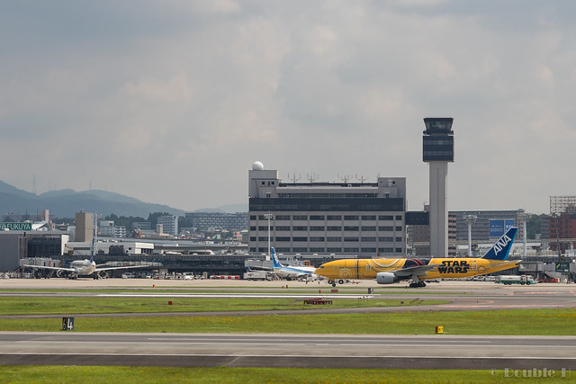 Itami Airport 2017.7.19 (5) JA743A & JA604A / C-3PO ANA JET (B777-200) & STAR WARS ANA' JET (B767-300)