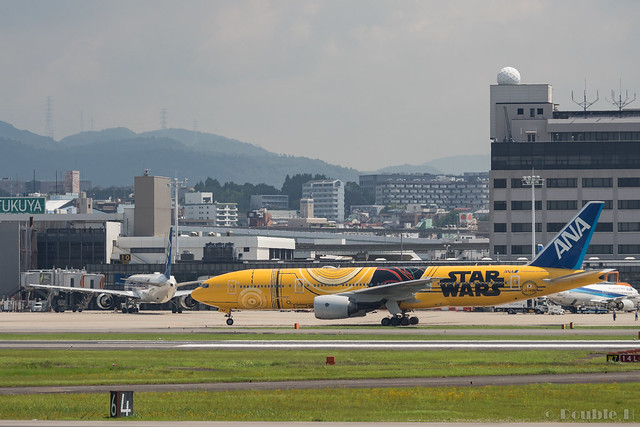 Itami Airport 2017.7.19 (6) JA743A & JA604A / C-3PO ANA JET (B777-200) & STAR WARS ANA' JET (B767-300)