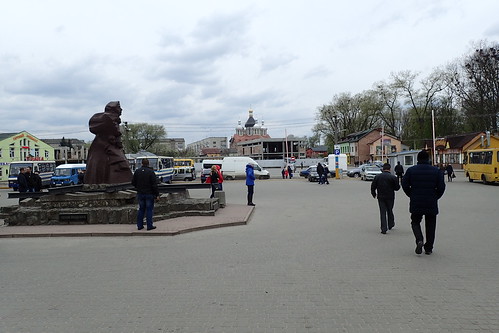 place passants gare statue église ville sambir ukraine printemps vie bus arbres maisons doudounes