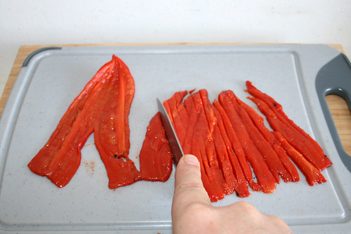 49 - Geröstete Paprika in Streifen schneiden / Cut roasted bell pepper in stripes