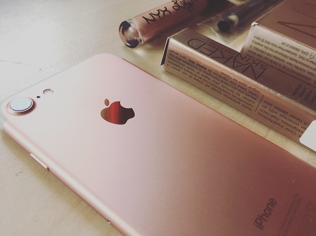 Iphone rose gold + urban decay