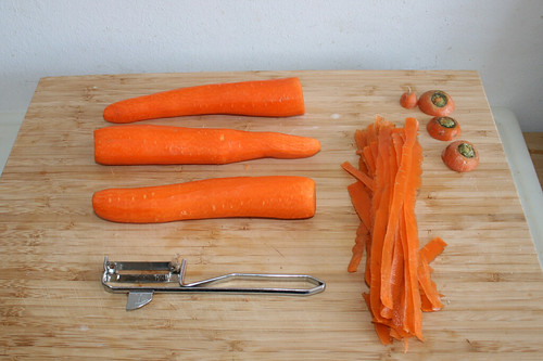 20 - Möhren schälen / Peel carrots