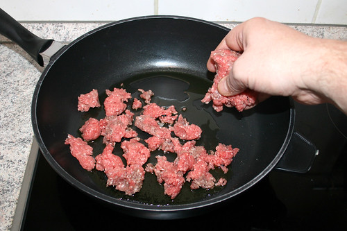 24 - Hackfleisch in Pfanne bröseln / Put ground meat in in pan