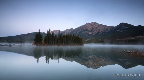 canada kanada jasper pyramid lake morning fog