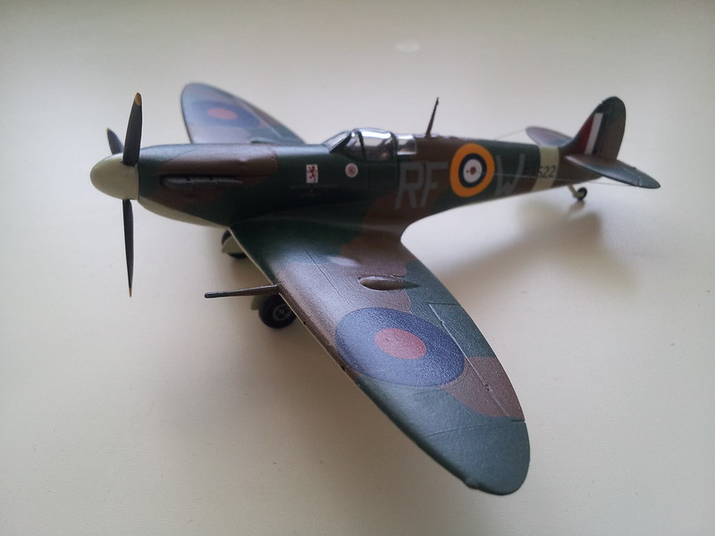 Airfix gamla 1/72 Spitfire Mk.IA konverterad till Mk.IIB. 35865201116_c11d5611e5_c