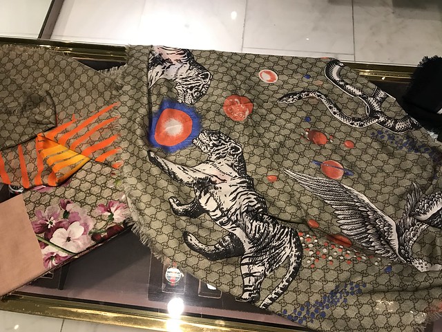 Gucci shawl with animals print
