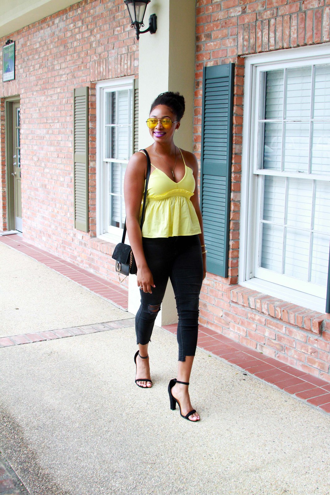 how to wear a yellow tank, step hem jeans