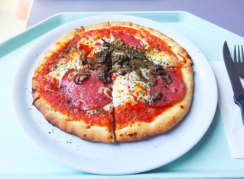 Oven fresh Pizza with salami & mushrooms / Ofenfrische Pizza Salami & Champignons