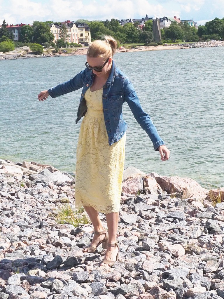 Keltainen midi pitsimekko Lace V Neck Midi Dress by Oasis Finland
