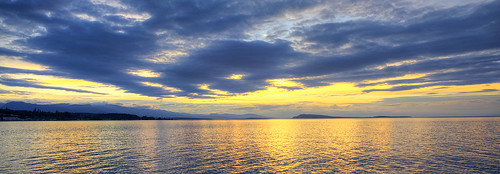 britishcolumbia canada sunsets qualicumbeach sky clouds straitofgeorgia salishsea coastmountains vanocuverisland