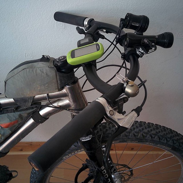 I've got to stop fiddling with my bike! Riding the #southdownsway At the weekend my hands really suffered and my shoulders felt so beaten up. As much as I like the shape of the Alpkit Confucius bar I think the lower grade aluminium just isn't that damping
