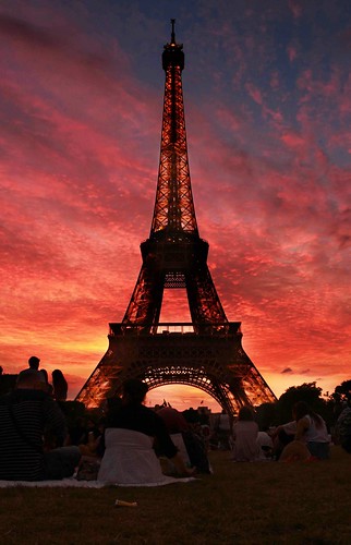 eiffel tower france paris sunset dusk fire sky picnic