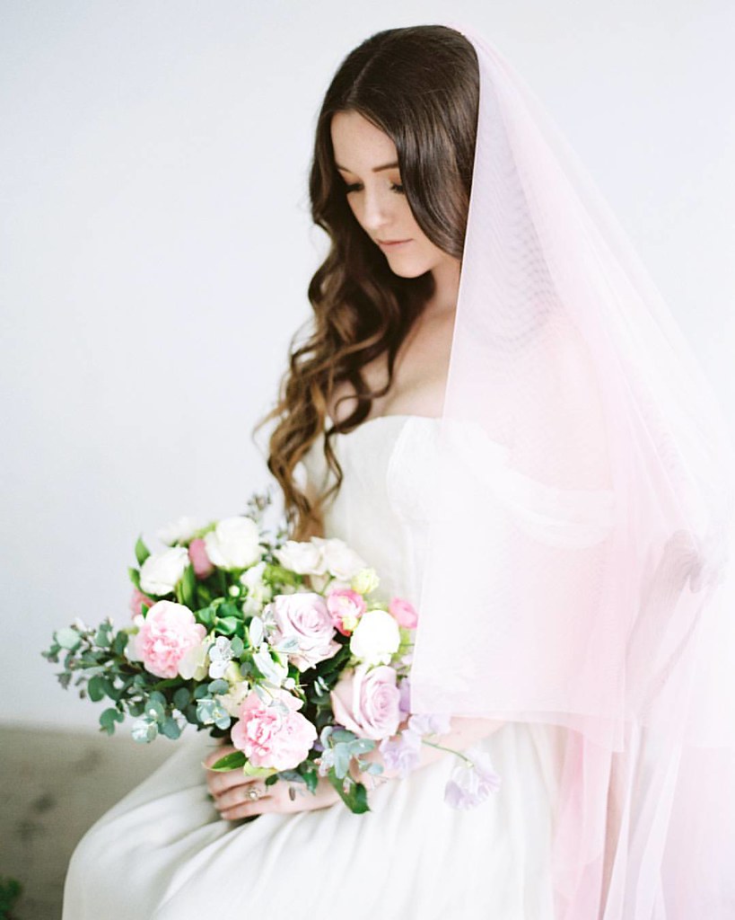 How pretty is this light pink veil from @lovesparklepretty!? What a great and subtle way to have your wedding look a little different. This veil just paired so well with our bouquet, I couldn't love this look any more than I already do!  #thinkoutsidetheb