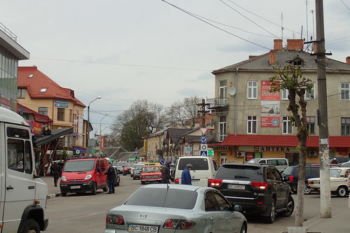 voitures самбір ukraine trafic ville urbain maisons gens passants rue scène poteaux lampadaires