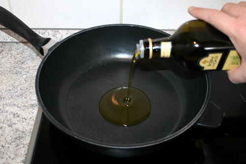 23 - Olivenöl in Pfanne erhitzen / Put some olive oil in pan