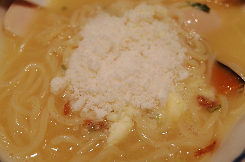 池袋西口篝鶏白湯SOBAにガーリックバター、パルミジャーノチーズをイン！