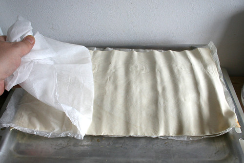 45 - Zweite Rolle Blätterteig auflegen / Put second roll of puff pastry on top