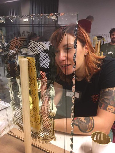 Meredith Casabian of the Pre-Vinylite Society gets down to some reverse glass gilding in Dave Smith & Will Lynes’ class.
