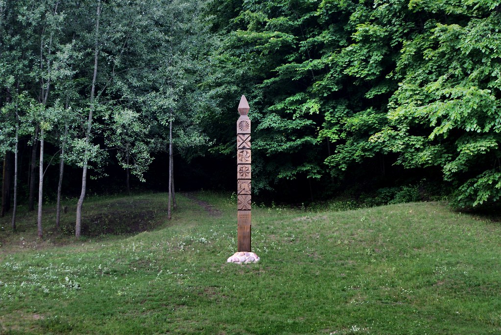 Stèle paienne dans le parc Kalny à Vilnius.
