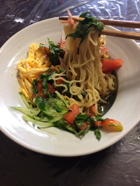 Cold Chinese noodles with tomato and basil
