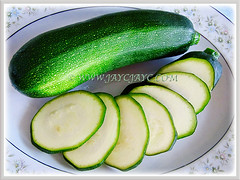 Zucchini (Courgette, Italian Marrow, Summer Squash) can be eaten raw or added in salads, 3 Jan 2013
