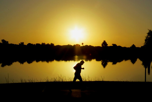 sanantoniotx woodlawn lake public park sunrise reflection runner jogger art sol soleil orange