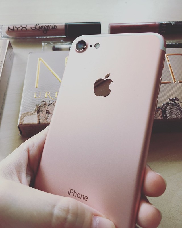 Iphone rose gold + urban decay