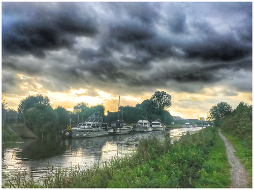 clouds sky nature weather ancholme river brigg nlincs waterway boats moored bank bankside path pathway water countryside