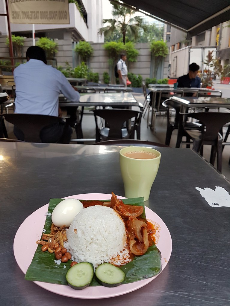 马来椰浆饭 Nasi Lemak w/Egg+Squid $6.50 马来奶茶 Teh Tarik $1.80 @ Pakcik Cafe & Restaurant KL Central Plaza Jalan Sultan Ismail