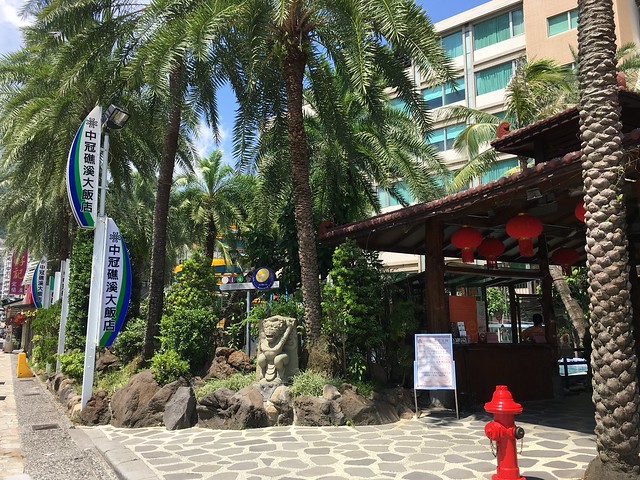 路過中冠礁溪大飯店，門口有一些感覺很泰國風格的石雕